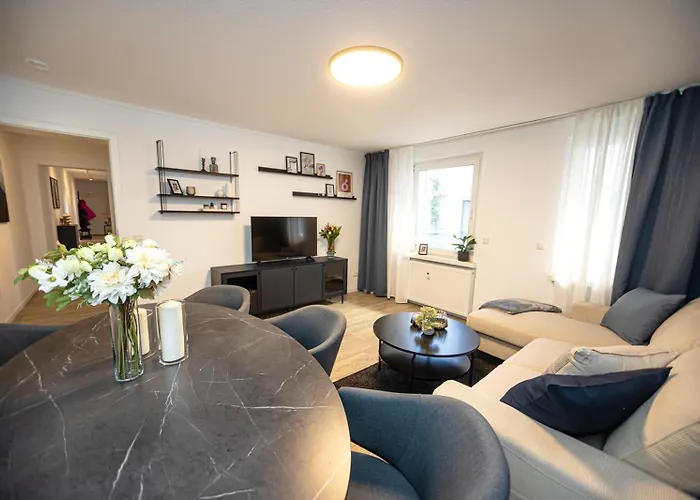 Daire Blossfeld-apartments Geraeumige Stadtoase Mitten Im Zentrum Mit 3 Schlafzimmern, Gratis Parkplatz, W-lan, Netflix